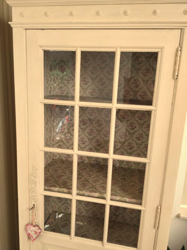 Vintage kast met mooie decoratieve achterwand met vintage behang