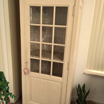 Vintage kast met mooie decoratieve achterwand met vintage behang