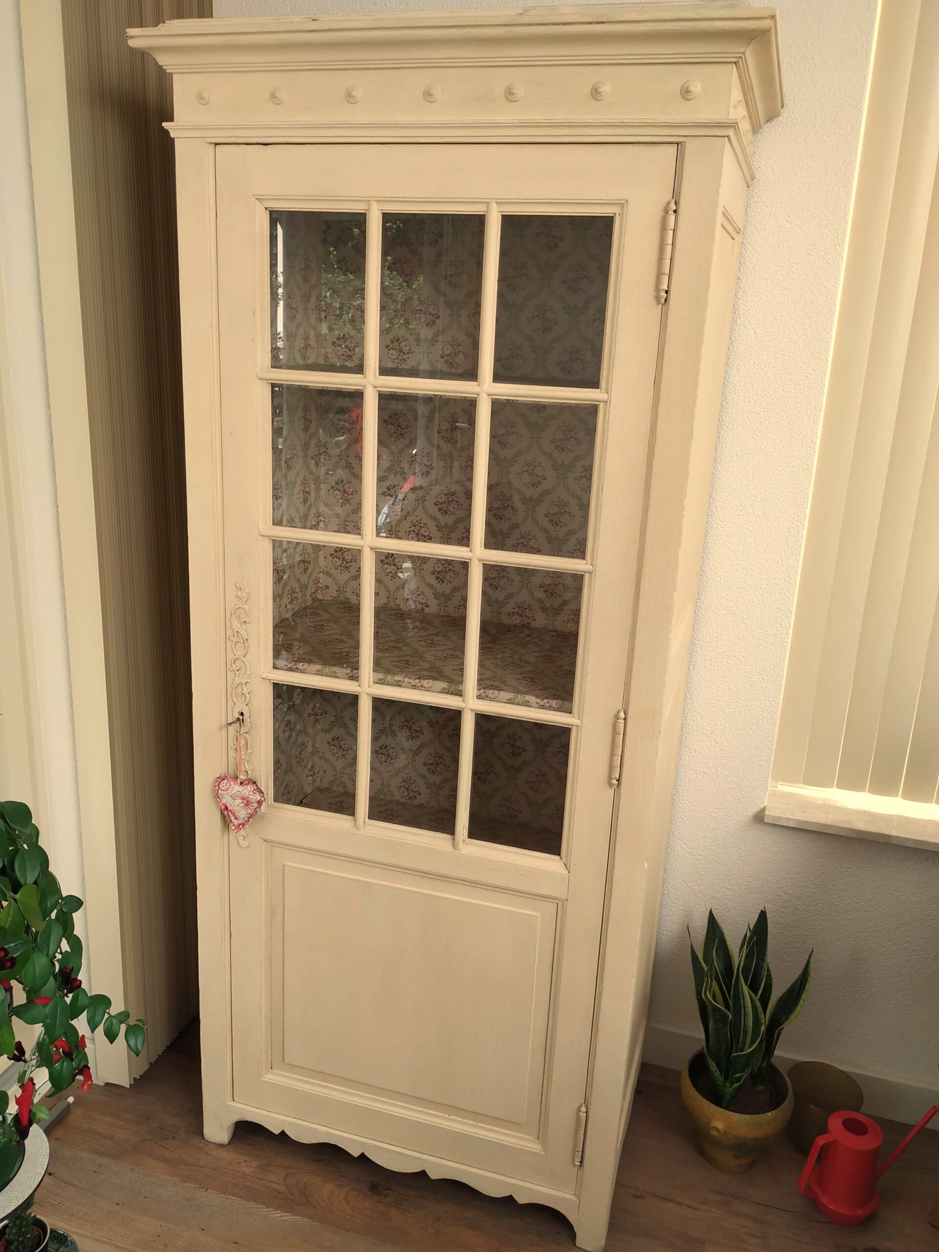 Vintage kast met mooie decoratieve achterwand met vintage behang