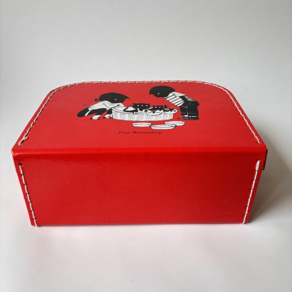 Koffertje Jip & Janneke - Fiep Westendorp - afmeting 24x20x9,5 cm (5) Koffertje Jip & Janneke - Fiep Westendorp - afmeting 24x20x9,5 cm (5)