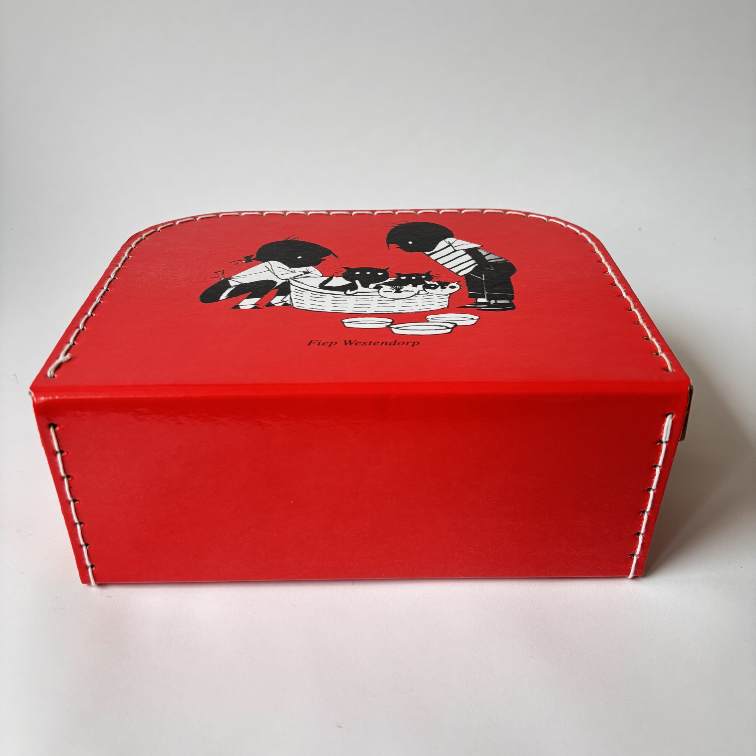 Koffertje Jip & Janneke – Fiep Westendorp – afmeting 24x20x9,5 cm (5) Koffertje Jip & Janneke – Fiep Westendorp – afmeting 24x20x9,5 cm (5)