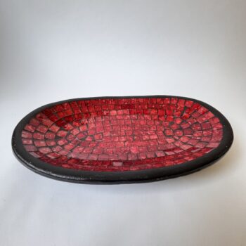 Deze fraaie decoratieve schaal is een mozaïek van aardewerk en rood glas