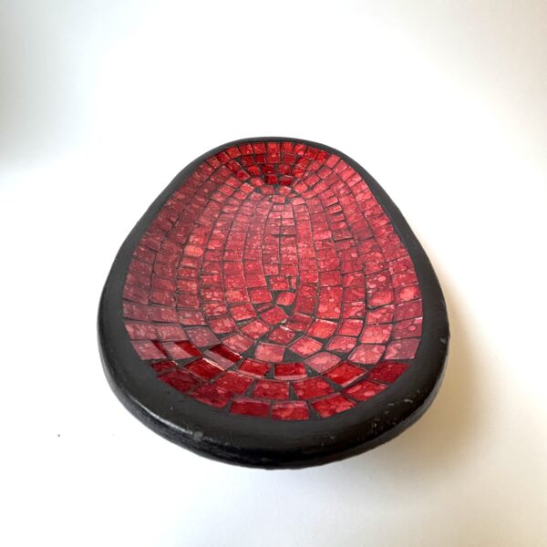 Schaal (ovaal) met mozaiek rode glasstukjes - afm. 31,5 x 19,5 x 5 cm (2) Schaal (ovaal) met mozaiek rode glasstukjes - afm. 31,5 x 19,5 x 5 cm (2)
