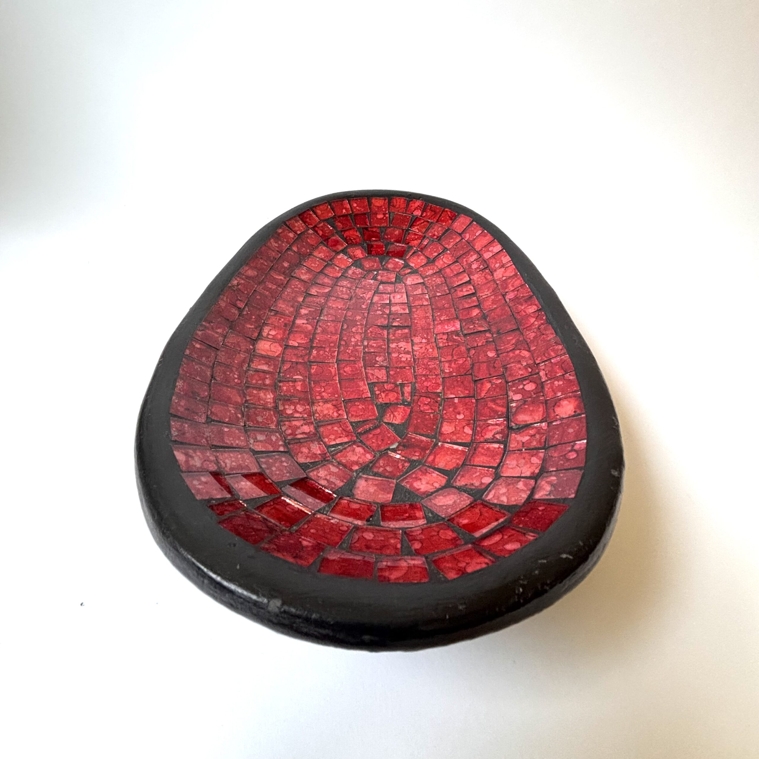 Schaal (ovaal) met mozaiek rode glasstukjes – afm. 31,5 x 19,5 x 5 cm (2) Schaal (ovaal) met mozaiek rode glasstukjes – afm. 31,5 x 19,5 x 5 cm (2)