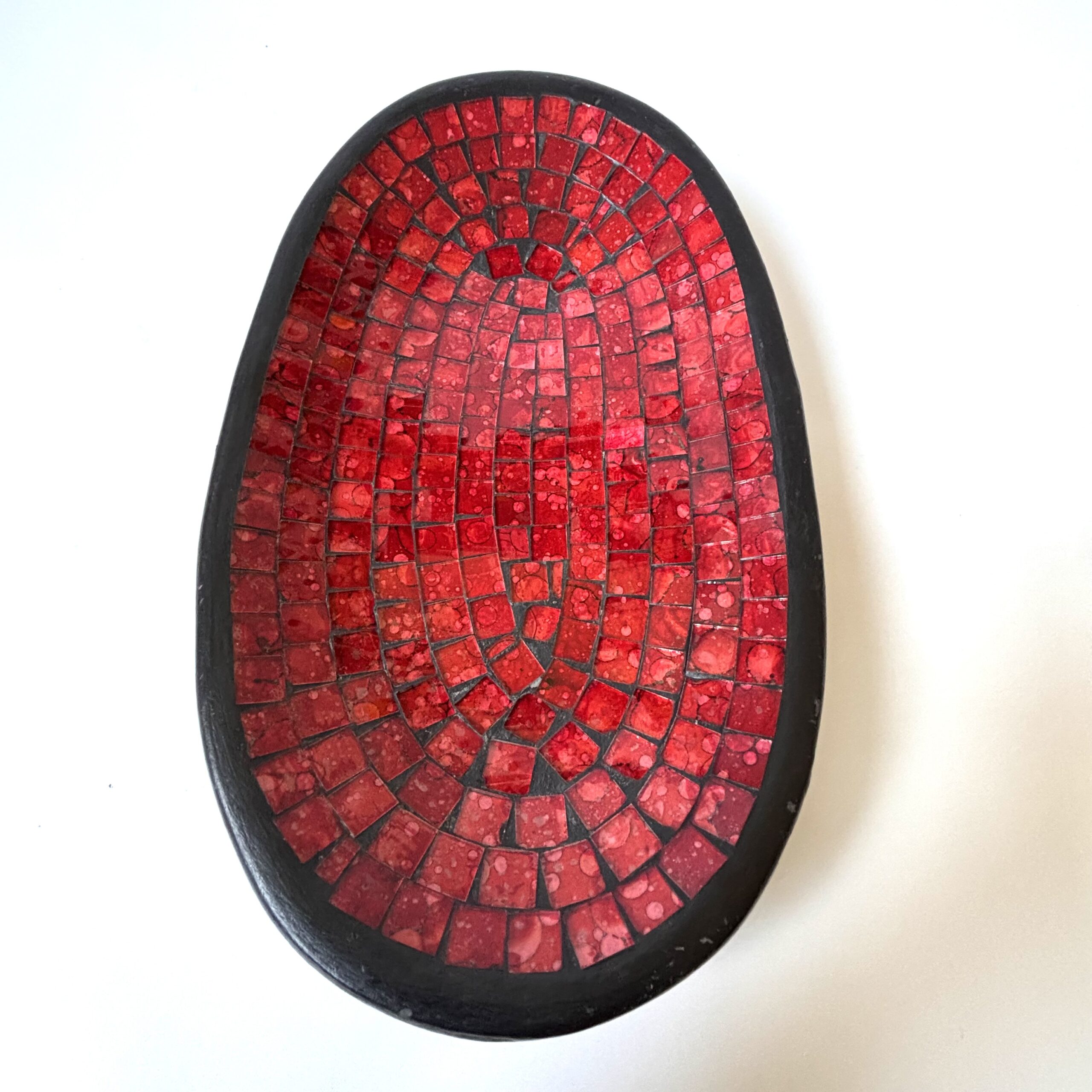 Schaal (ovaal) met mozaiek rode glasstukjes – afm. 31,5 x 19,5 x 5 cm (4) Schaal (ovaal) met mozaiek rode glasstukjes – afm. 31,5 x 19,5 x 5 cm (4)