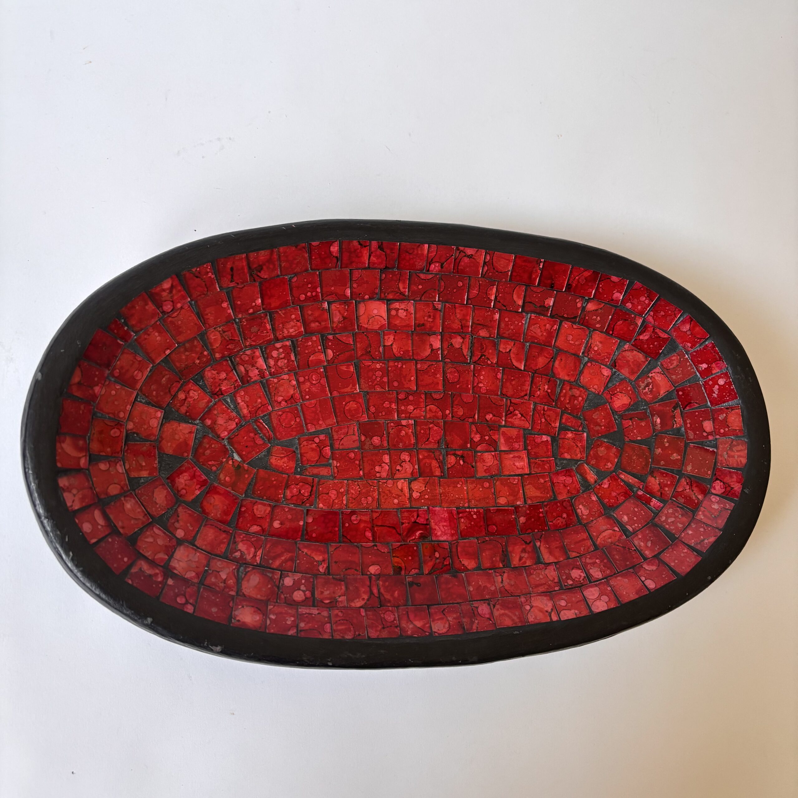 Schaal (ovaal) met mozaiek rode glasstukjes – afm. 31,5 x 19,5 x 5 cm (6) Schaal (ovaal) met mozaiek rode glasstukjes – afm. 31,5 x 19,5 x 5 cm (6)