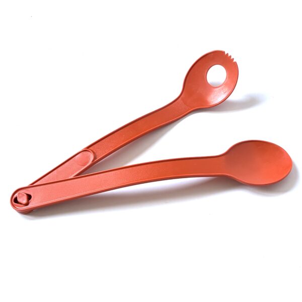 Slabestek 2-delig Tupperware - donkeroranje - lengte 30 cm (1) Vintage slabestek 2-delig van Tupperware met in elkaar grijpende handgrepen uit de jaren 70