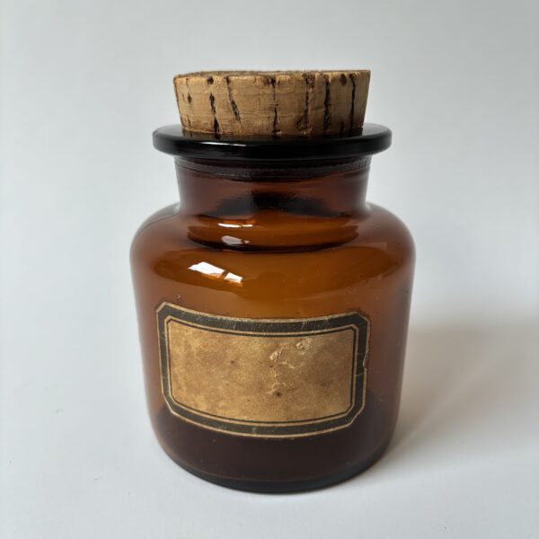 Apothekers pot met kurk - hoogte 11 cm zonder kurk - diameter 9 cm onderzijde (1) Vintage apothekers-pot (bruin glas) met kurk