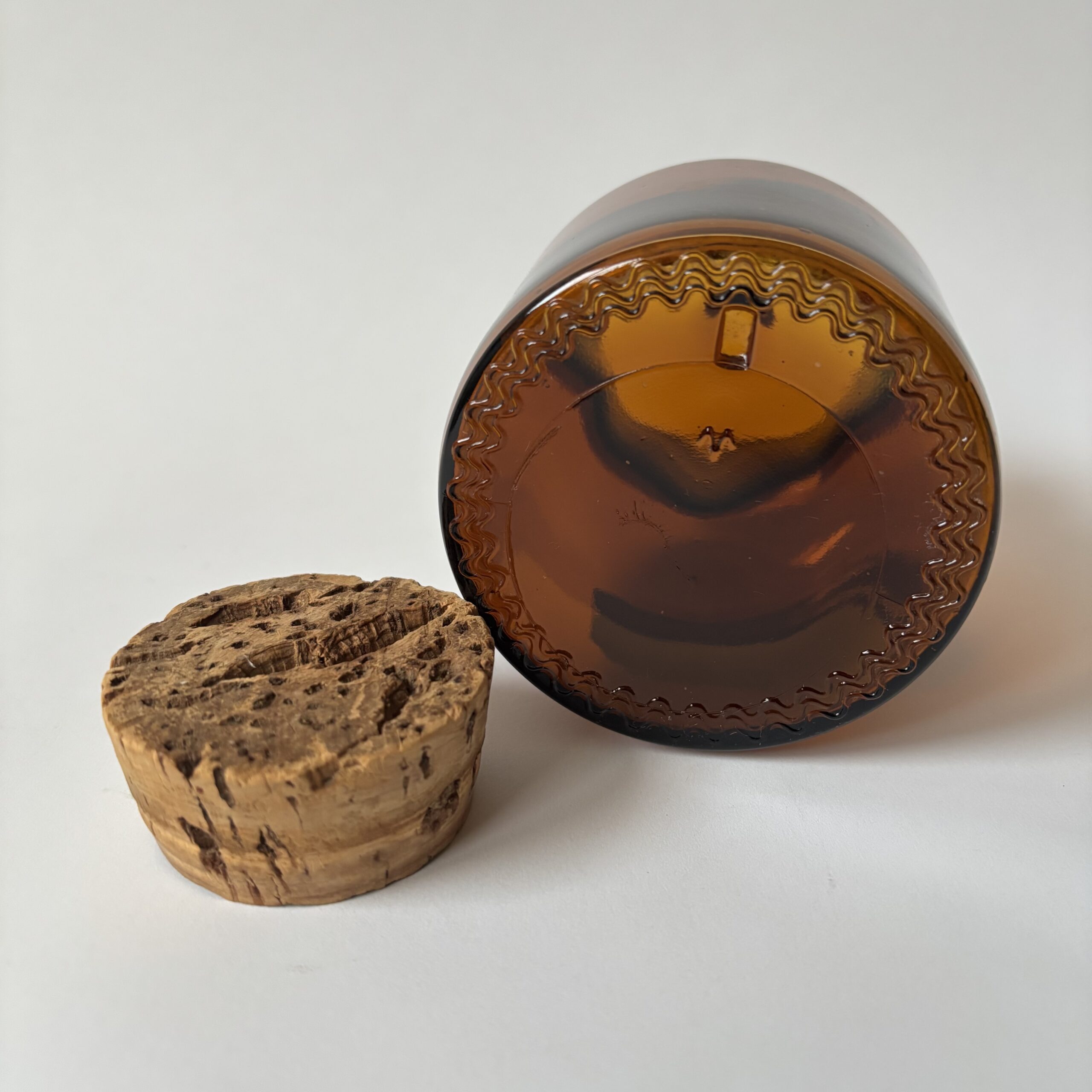 Apothekers pot met kurk – hoogte 11 cm zonder kurk – diameter 9 cm onderzijde (2) Apothekers pot met kurk – hoogte 11 cm zonder kurk – diameter 9 cm onderzijde (2)