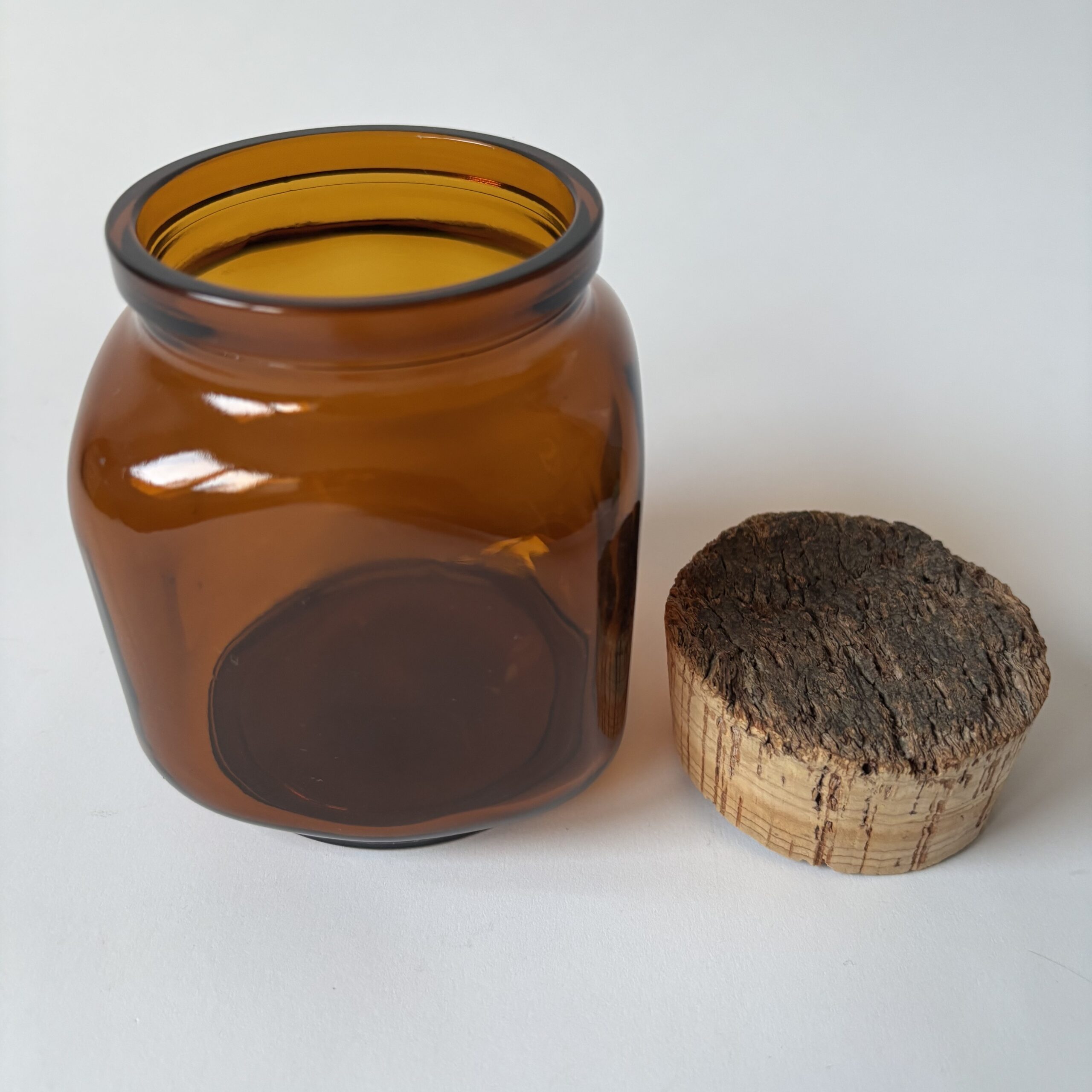 Apothekerspot – voorraadpot bruin glas hoogte 10,5 cm zonder kurk – diameter 9 cm – (2) Apothekerspot – voorraadpot bruin glas hoogte 10,5 cm zonder kurk – diameter 9 cm – (2)