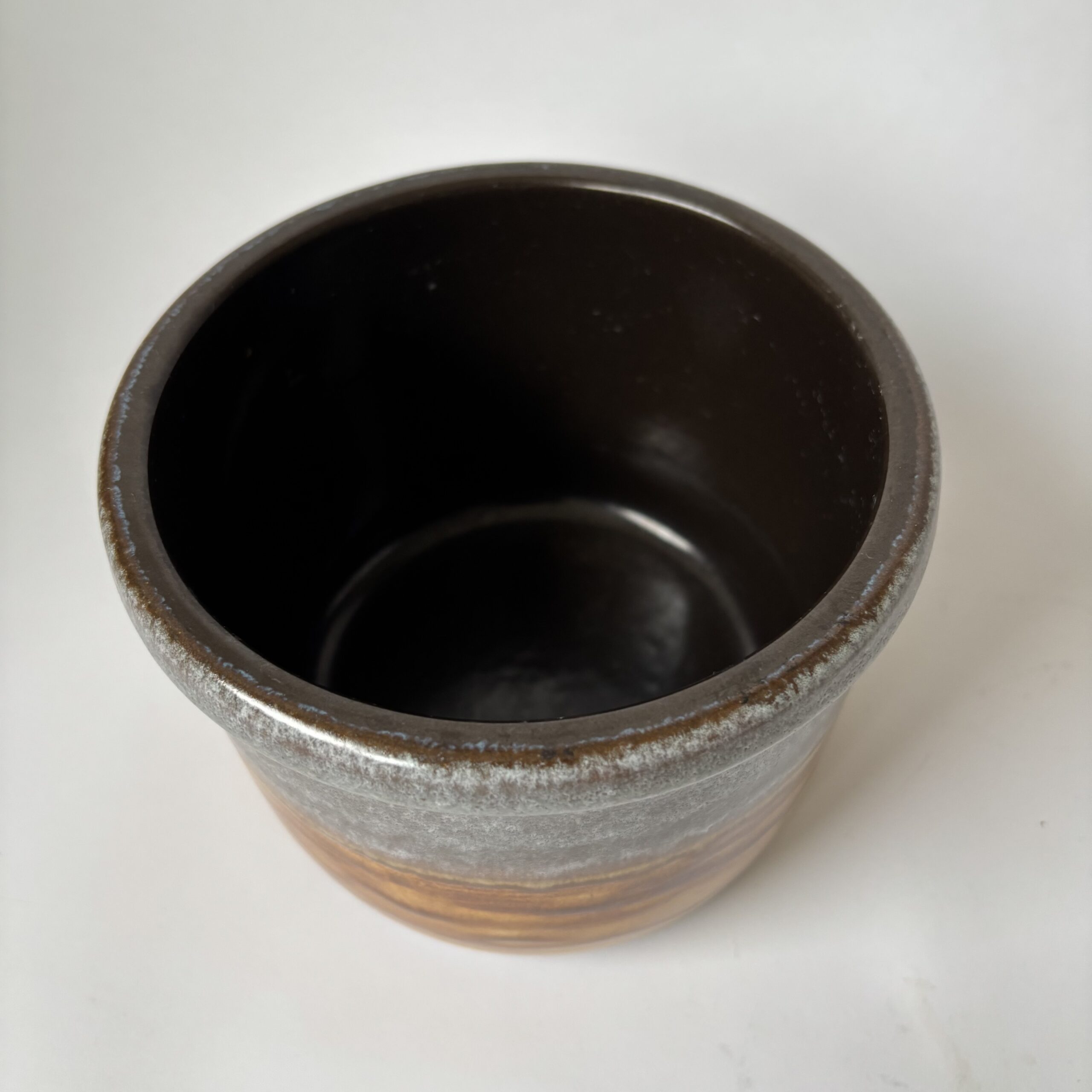 Bloempot keramiek 3544B – diameter 15 cm – hoogte 11,5 cm – kleur grijs-beige (2) Bloempot keramiek 3544B – diameter 15 cm – hoogte 11,5 cm – kleur grijs-beige (2)