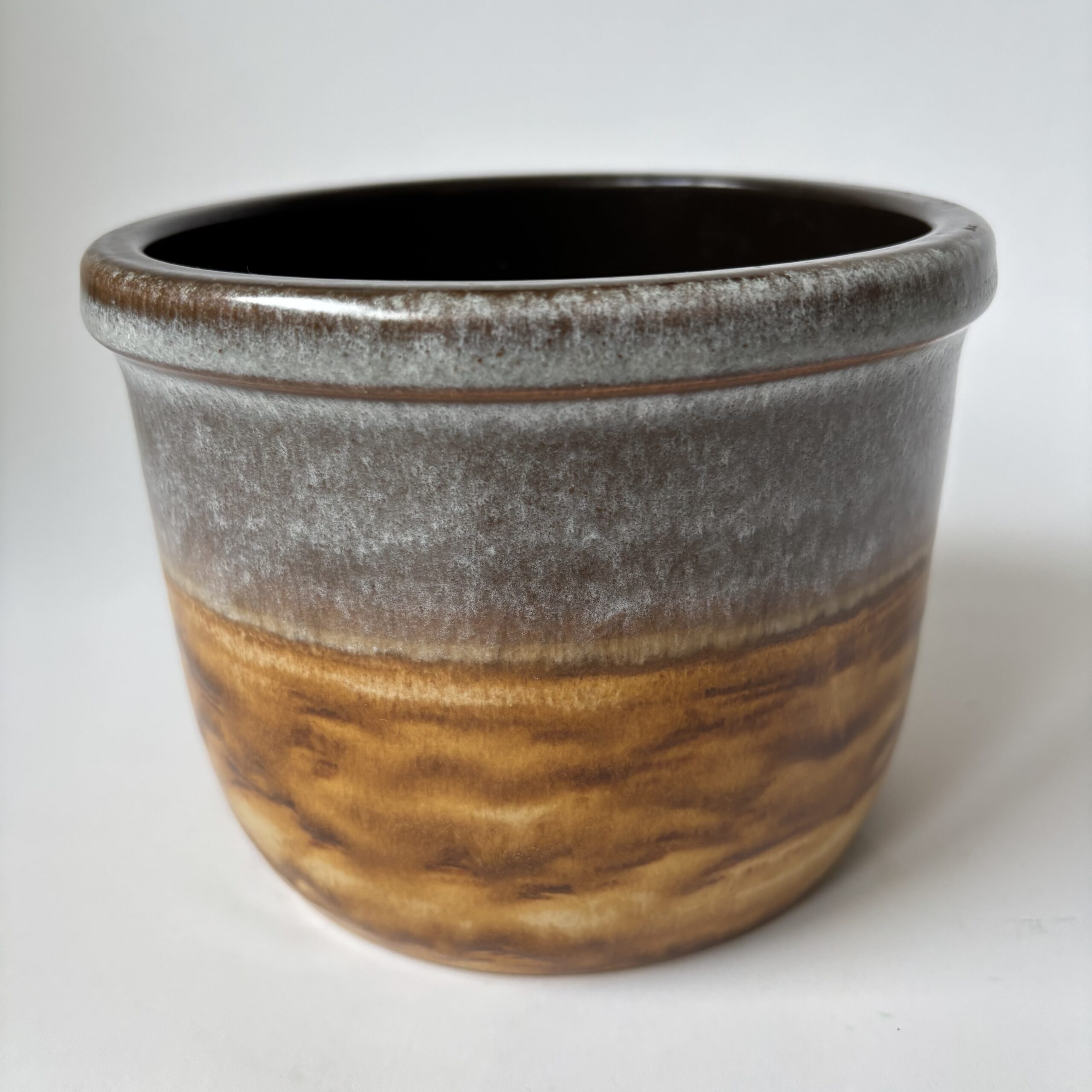 Vintage keramiek bloempot in de kleuren grijs/beige, onderzijde genummerd met 3544B