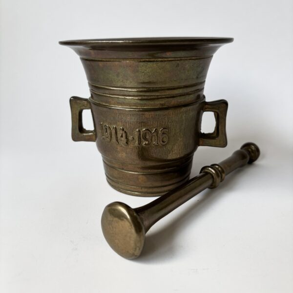 Bronzen (apothekers) vijzel met bijbehorende stamper met de inscriptie 1914-1916 (2)