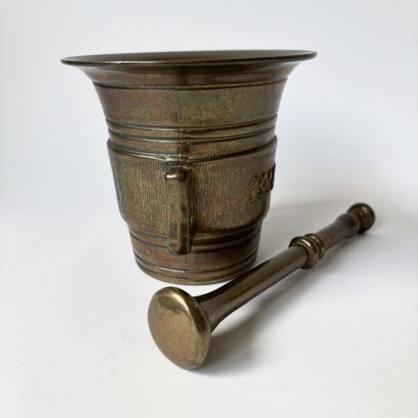 Bronzen (apothekers) vijzel met bijbehorende stamper met de inscriptie 1914-1916 (3)