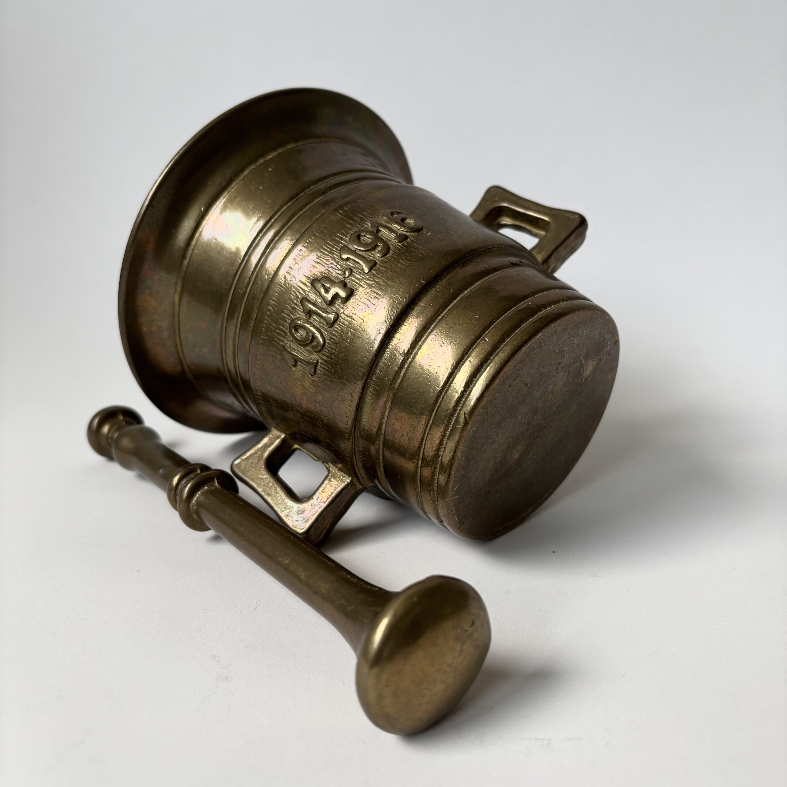 Antieke (apothekers) vijzel met bijbehorende stamper met de inscriptie 1914-1916