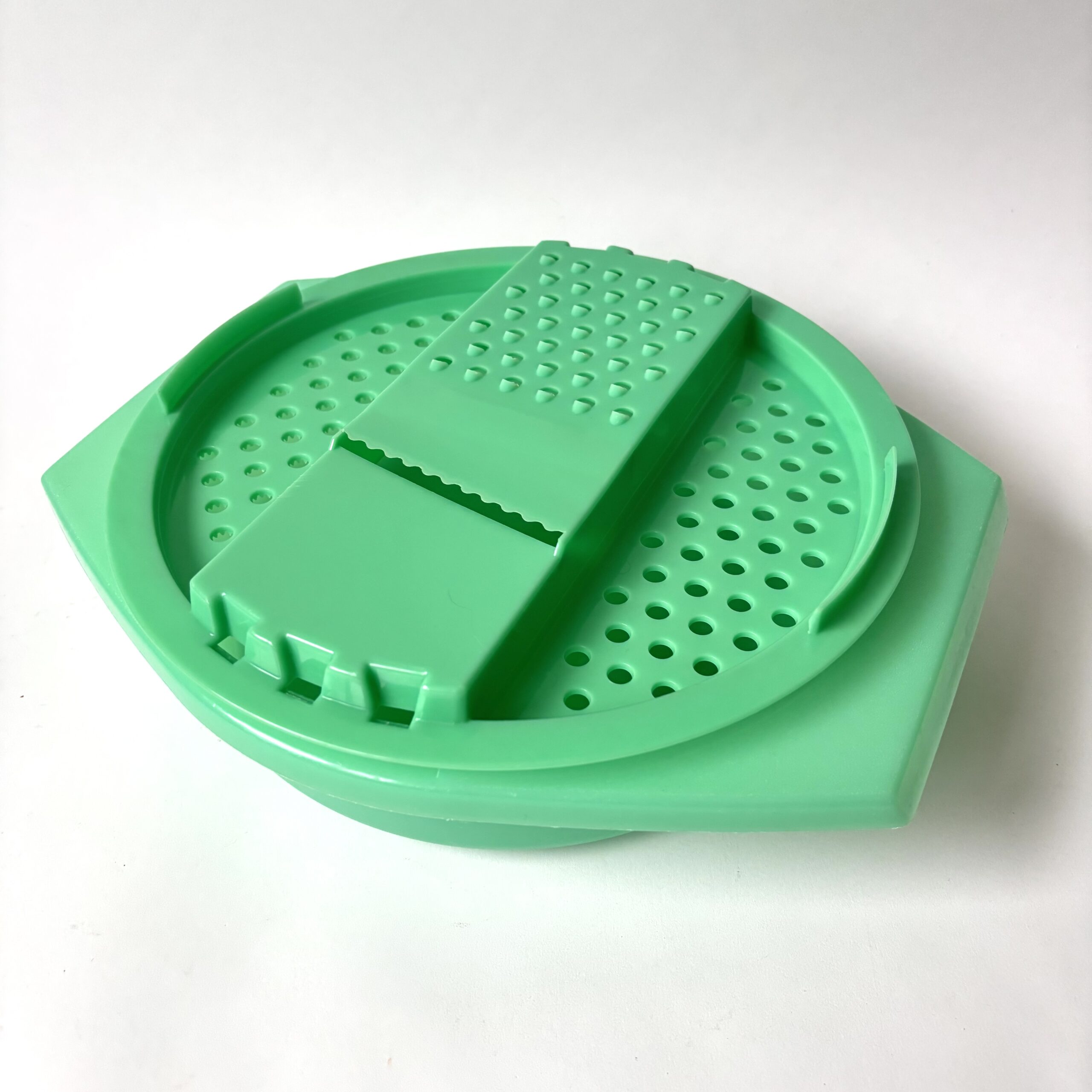 Rasp Tupperware – kleur mint groen – afm. 29x25x8,5 cm (1) Rasp Tupperware – kleur mint groen – afm. 29x25x8,5 cm (1)