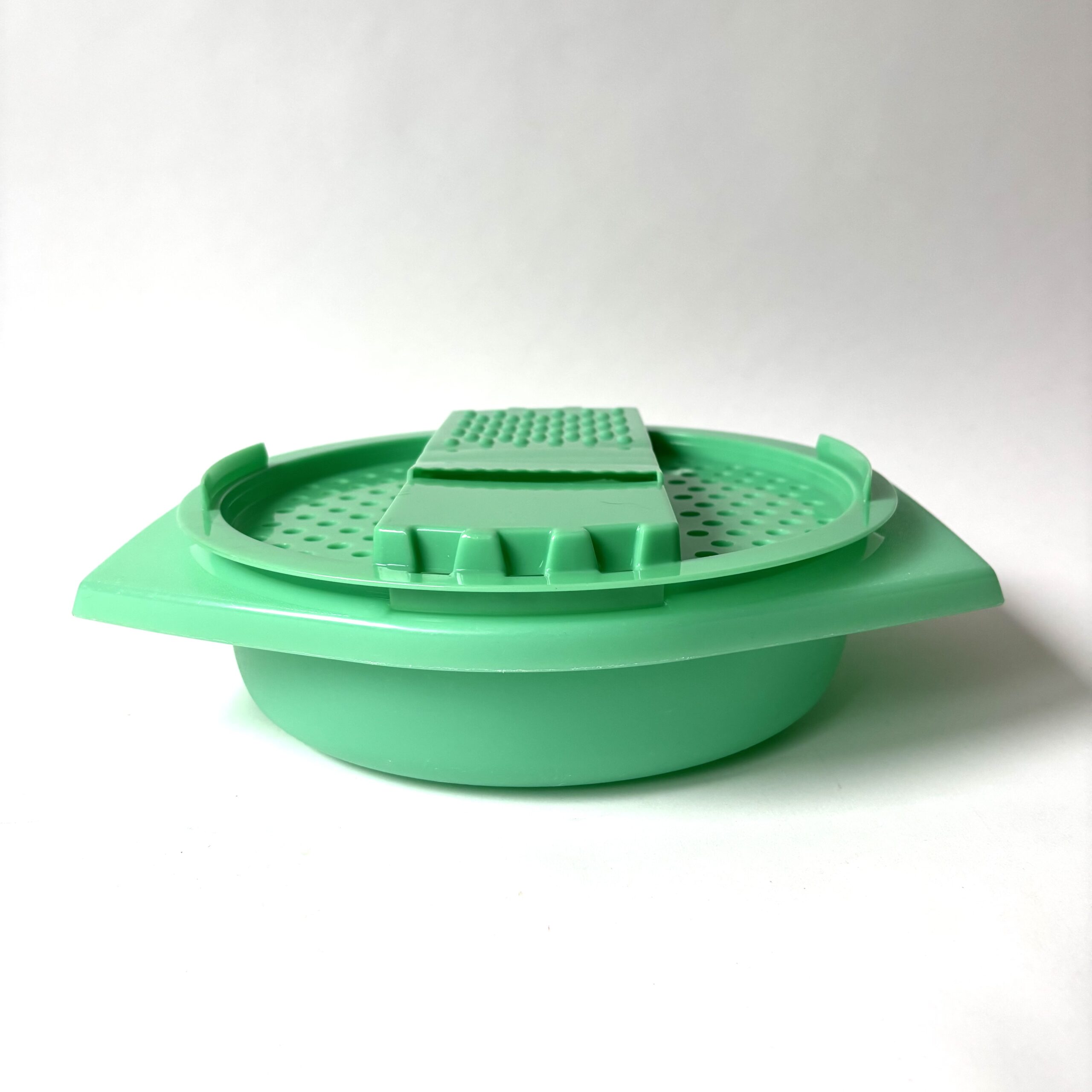 Rasp Tupperware – kleur mint groen – afm. 29x25x8,5 cm (2) Rasp Tupperware – kleur mint groen – afm. 29x25x8,5 cm (2)