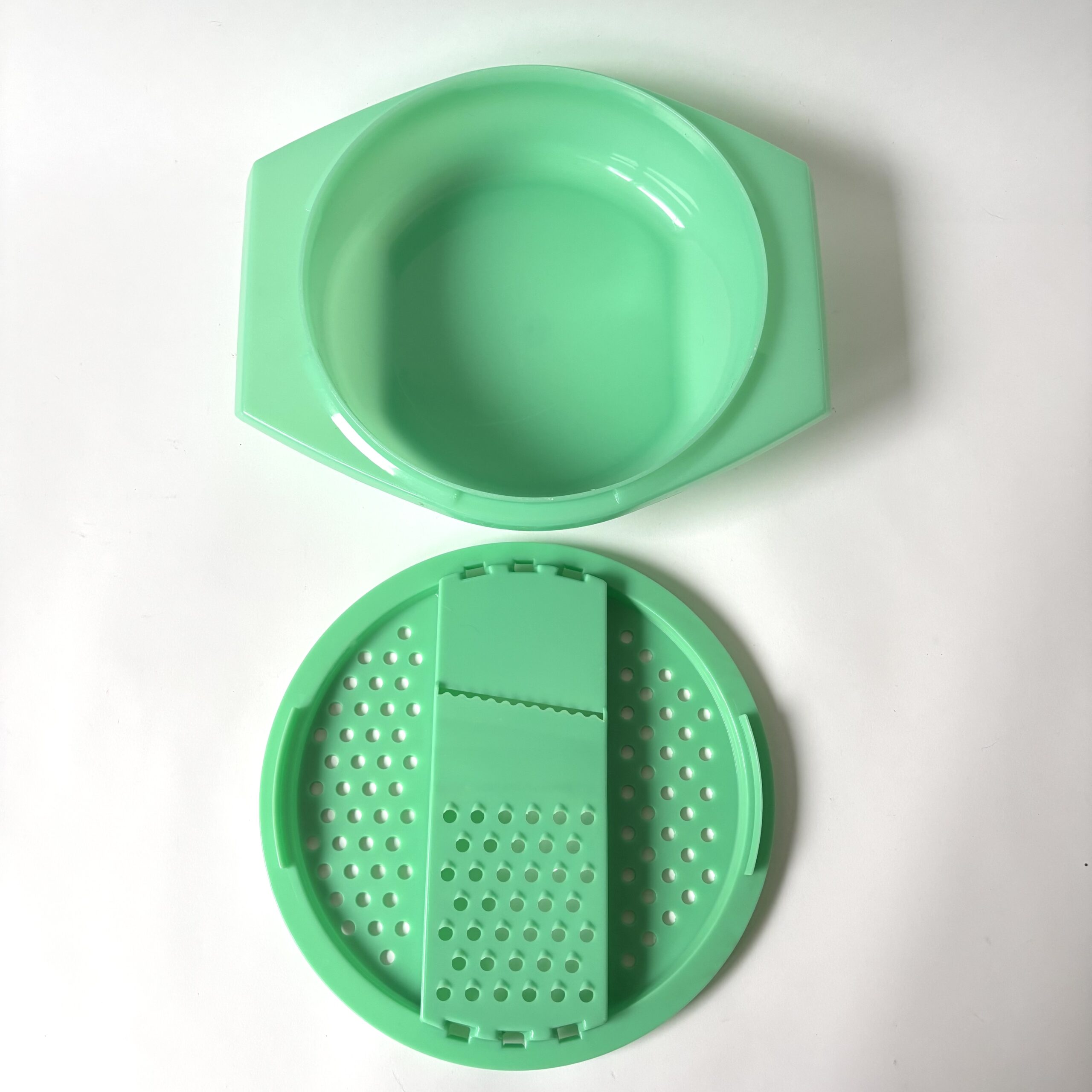 Rasp Tupperware – kleur mint groen – afm. 29x25x8,5 cm (4) Rasp Tupperware – kleur mint groen – afm. 29x25x8,5 cm (4)