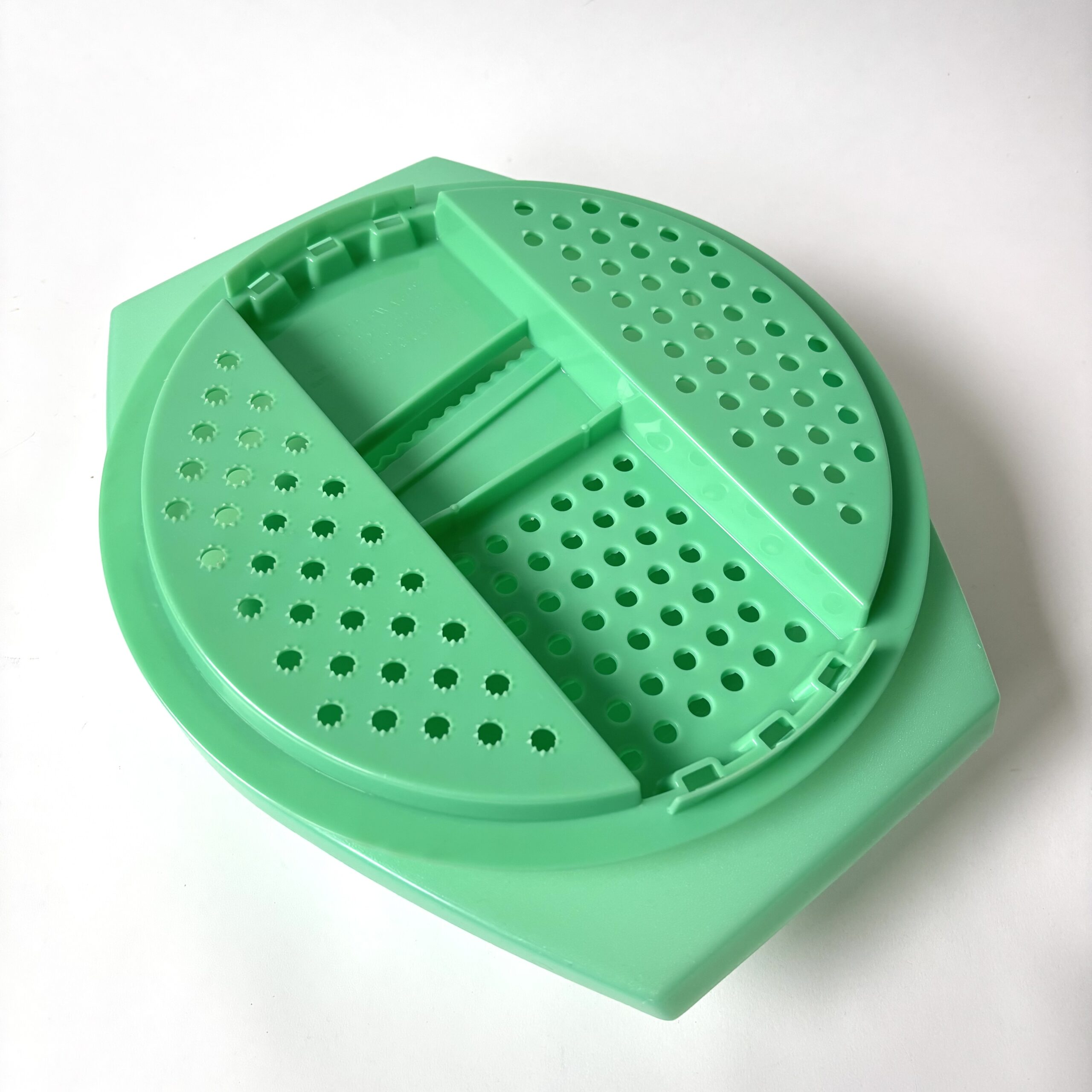 Rasp Tupperware – kleur mint groen – afm. 29x25x8,5 cm (6) Rasp Tupperware – kleur mint groen – afm. 29x25x8,5 cm (6)