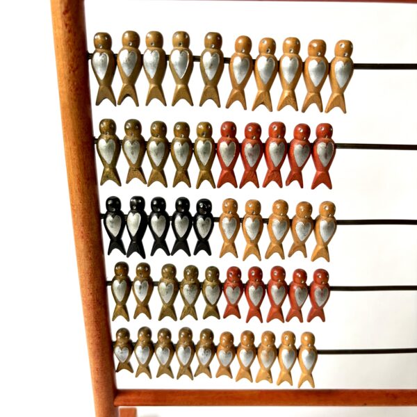 Telraam (abacus) van hout uit de jaren 50 met afbeeldingen van zwaluwstaartvogels (2) Vintage houten telraam (abacus) uit de jaren 50 met afbeeldingen van zwaluwstaartvogels