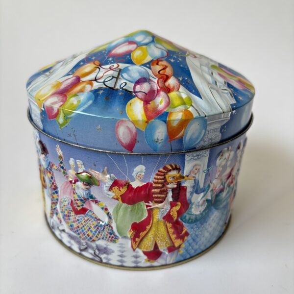 Toffee blik-trommel Masked Ball met reliëf - diameter 14 cm - hoogte 13 cm (1) Vintage ronde toffee blik/trommel gemaskerd bal met reliëf uit 1996