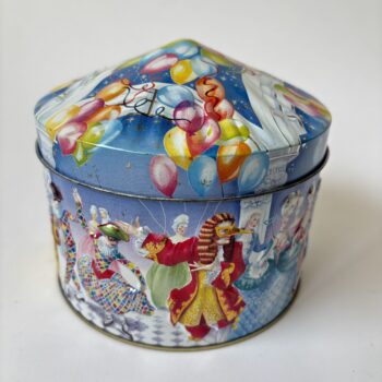 Vintage ronde toffee blik/trommel gemaskerd bal met reliëf uit 1996