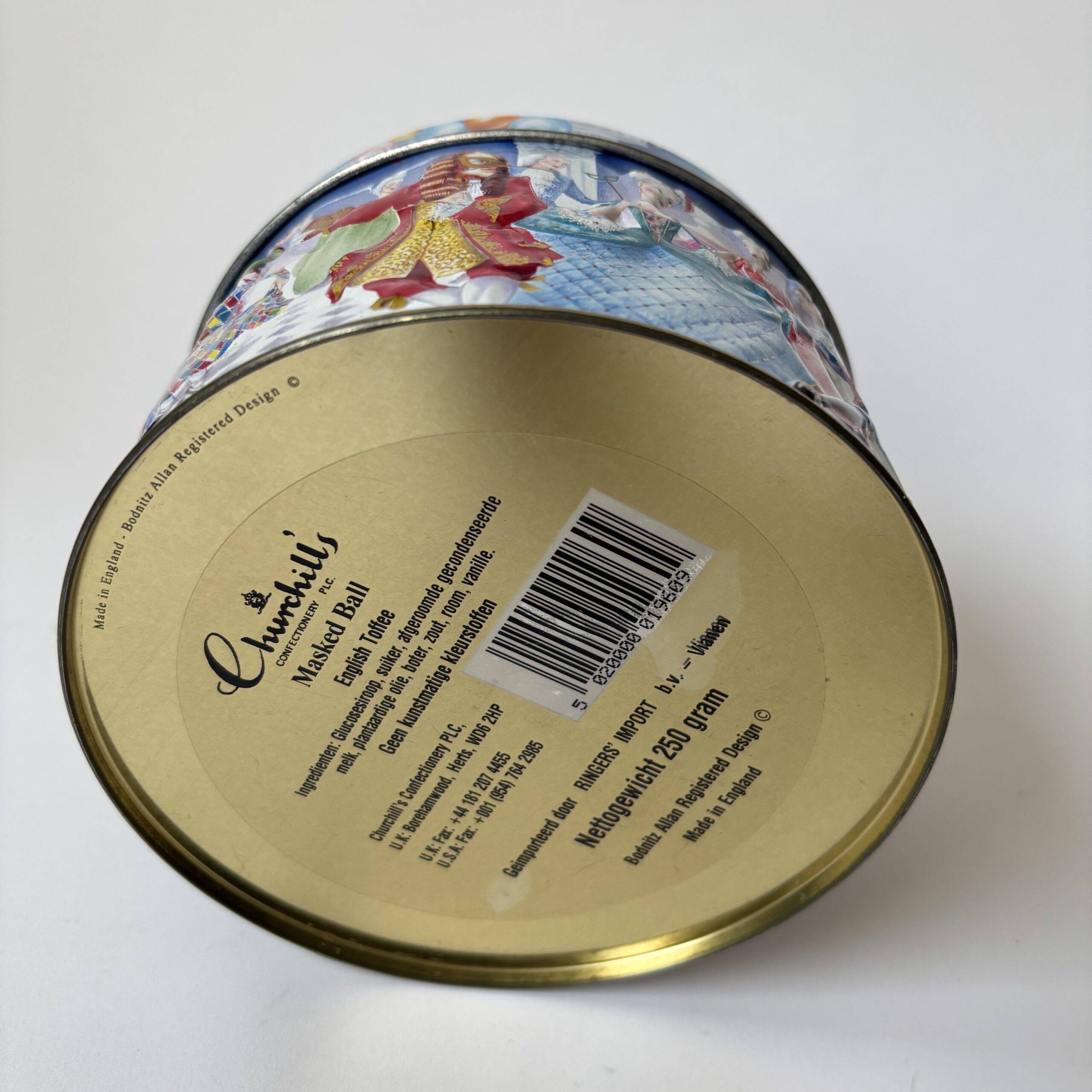 Toffee blik-trommel Masked Ball met reliëf – diameter 14 cm – hoogte 13 cm (2) Toffee blik-trommel Masked Ball met reliëf – diameter 14 cm – hoogte 13 cm (2)