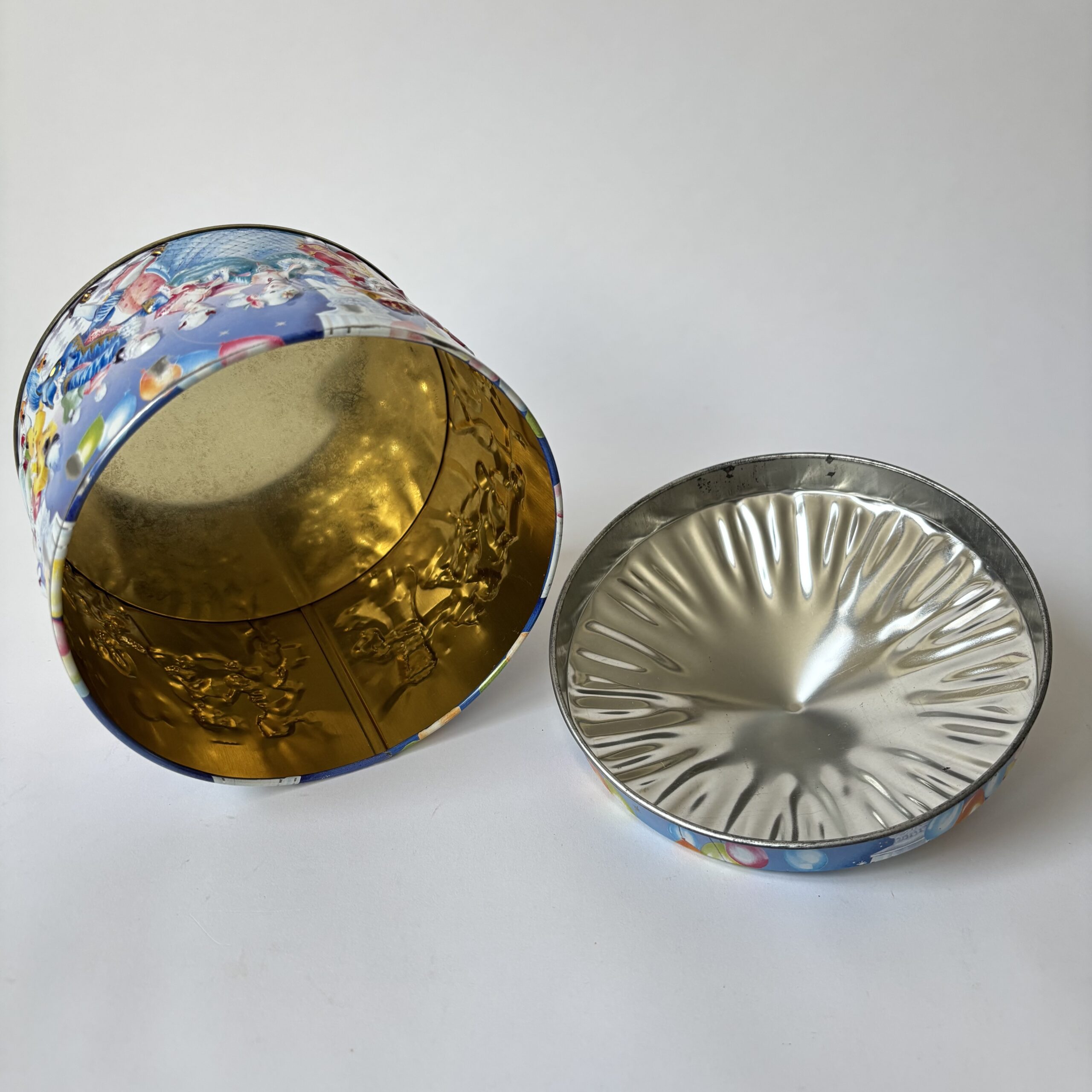 Toffee blik-trommel Masked Ball met reliëf – diameter 14 cm – hoogte 13 cm (3) Toffee blik-trommel Masked Ball met reliëf – diameter 14 cm – hoogte 13 cm (3)