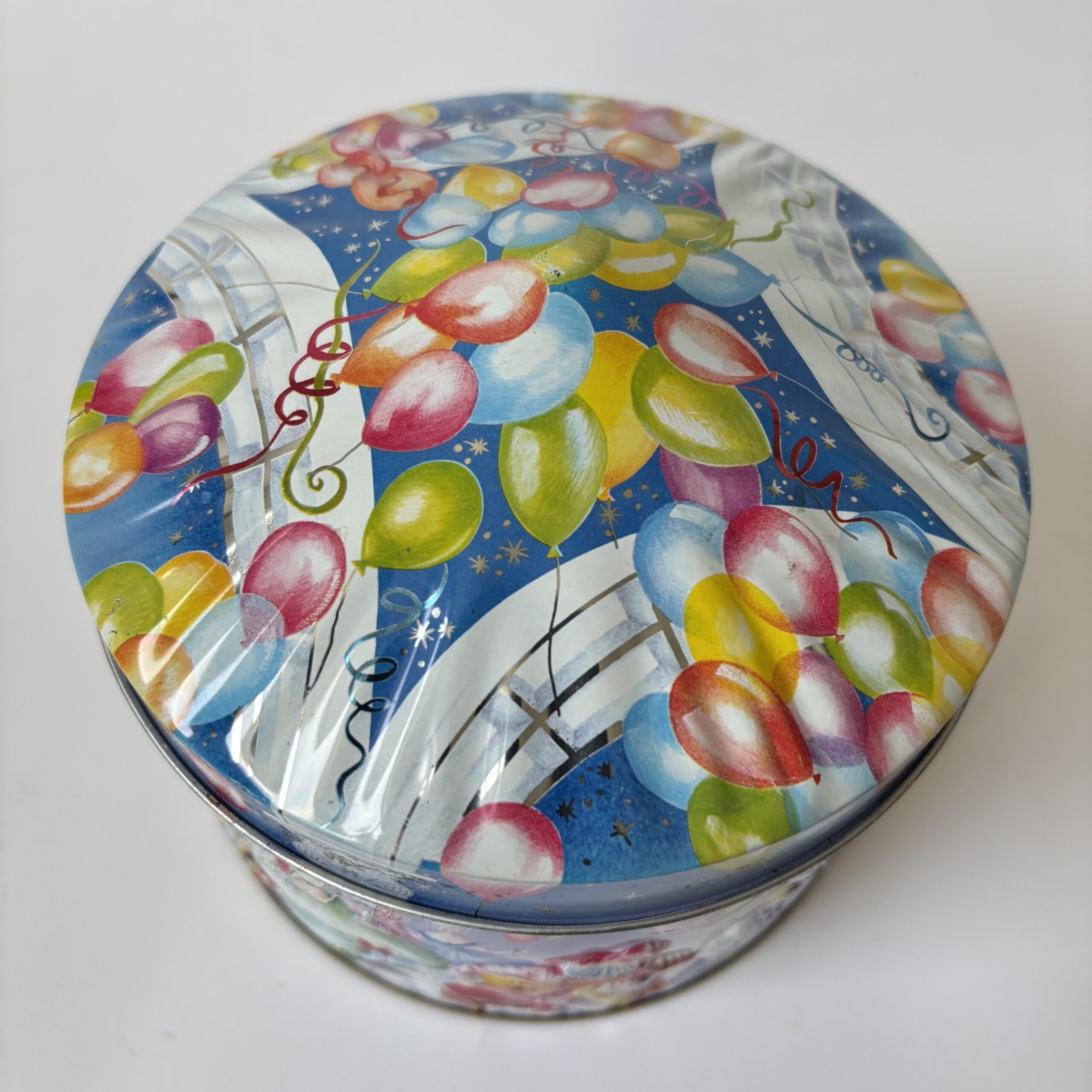 Toffee blik-trommel Masked Ball met reliëf – diameter 14 cm – hoogte 13 cm (5) Toffee blik-trommel Masked Ball met reliëf – diameter 14 cm – hoogte 13 cm (5)