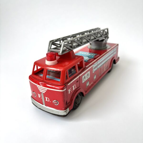 Brandweerwagen (blik) met uitschuifbare ladder - lengte 24,5 cm - hoogte 10,5 cm (2) Brandweerwagen (blik) met uitschuifbare ladder - lengte 24,5 cm - hoogte 10,5 cm (2)