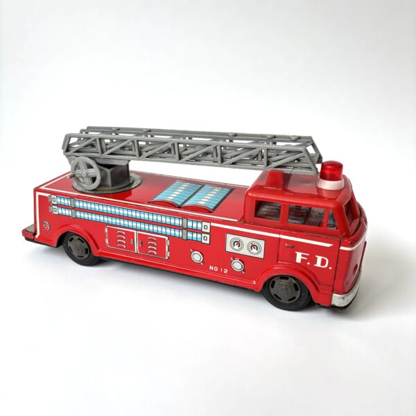 Brandweerwagen (blik) met uitschuifbare ladder - lengte 24,5 cm - hoogte 10,5 cm (3) Brandweerwagen (blik) met uitschuifbare ladder - lengte 24,5 cm - hoogte 10,5 cm (3)