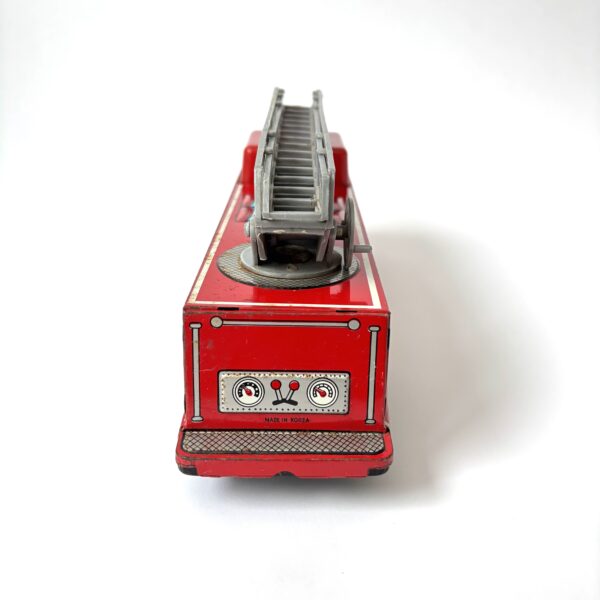 Brandweerwagen (blik) met uitschuifbare ladder - lengte 24,5 cm - hoogte 10,5 cm (4) Brandweerwagen (blik) met uitschuifbare ladder - lengte 24,5 cm - hoogte 10,5 cm (4)