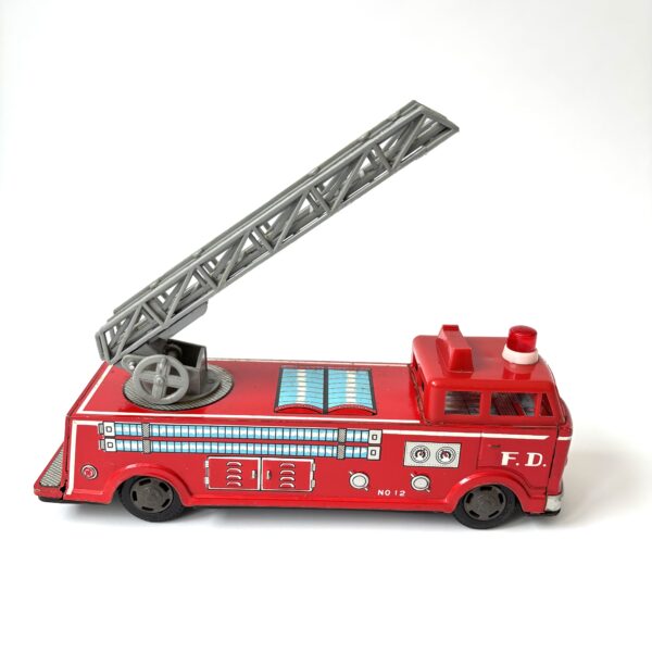 Brandweerwagen (blik) met uitschuifbare ladder - lengte 24,5 cm - hoogte 10,5 cm (5) Brandweerwagen (blik) met uitschuifbare ladder - lengte 24,5 cm - hoogte 10,5 cm (5)