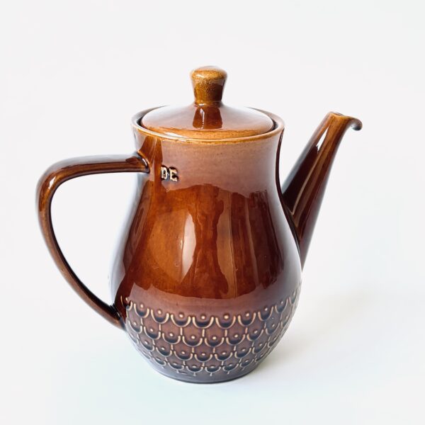 Koffiekan Douwe Egberts met schubben patroon - glazend bruin - hoogte 24 cm (1) Vintage Douwe Egberts (DE) glanzend bruine keramische koffiekan / theekan met een schubben- of reliëfpatroon aan de onderzijde