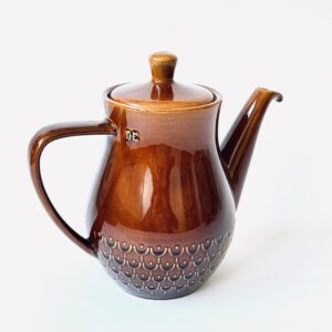 Vintage Douwe Egberts (DE) glanzend bruine keramische koffiekan / theekan met een schubben- of reliëfpatroon aan de onderzijde