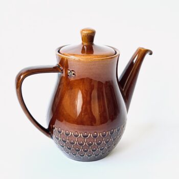 Vintage Douwe Egberts (DE) glanzend bruine keramische koffiekan / theekan met een schubben- of reliëfpatroon aan de onderzijde