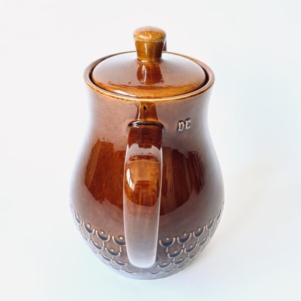 Koffiekan Douwe Egberts met schubben patroon - glazend bruin - hoogte 24 cm (2) Vintage Douwe Egberts (DE) glanzend bruine keramische koffiekan / theekan met een schubben- of reliëfpatroon aan de onderzijde