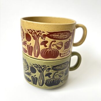 Vintage grote soepkommen met rondom gedecoreerd met groenten