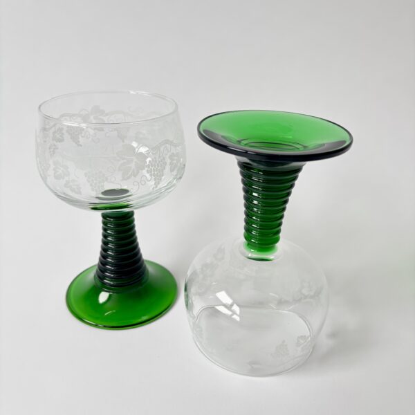 Wijnglazen France druiventak met groene voet - inhoud 200 ml - hoogte 14 cm - 2 stuks (3) Wijnglazen France druiventak met groene voet - inhoud 200 ml - hoogte 14 cm - 2 stuks (3)