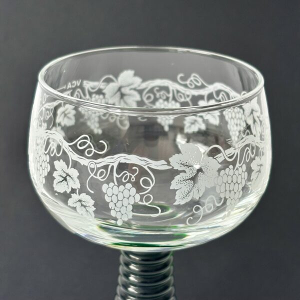 Wijnglazen France druiventak met groene voet - inhoud 200 ml - hoogte 14 cm (5) Wijnglazen France druiventak met groene voet - inhoud 200 ml - hoogte 14 cm (5)