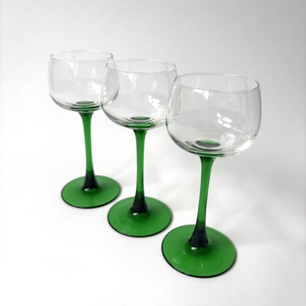 Wijnglazen Luminarc France - inhoud 125 ml - hoogte 16,5 cm - 3 stuks (1) Vintage wijnglazen / moezelglazen Luminarc France met hoge groene voet