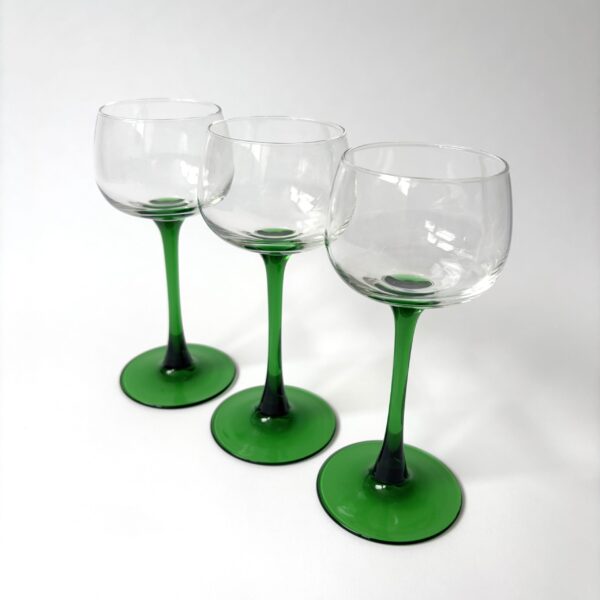 Wijnglazen Luminarc France - inhoud 125 ml - hoogte 16,5 cm - 3 stuks (1) Vintage wijnglazen / moezelglazen Luminarc France met hoge groene voet