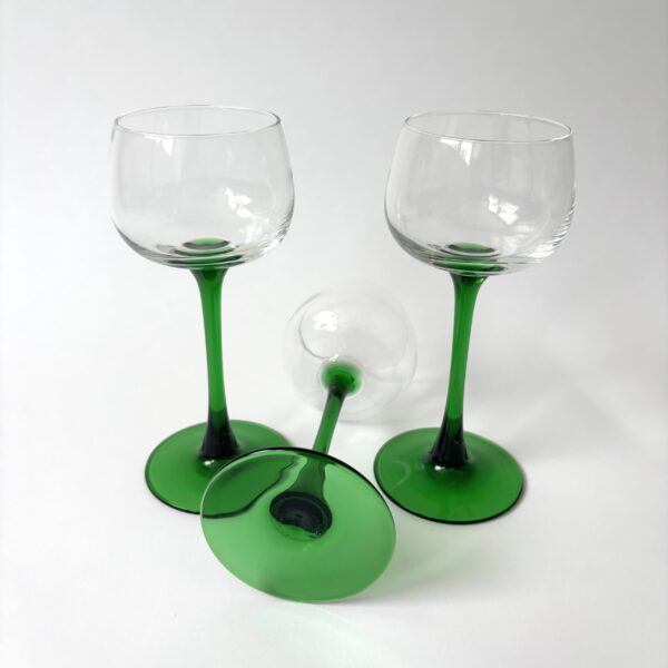 Wijnglazen Luminarc France - inhoud 125 ml - hoogte 16,5 cm - 3 stuks (2) Vintage wijnglazen / moezelglazen Luminarc France met hoge groene voet
