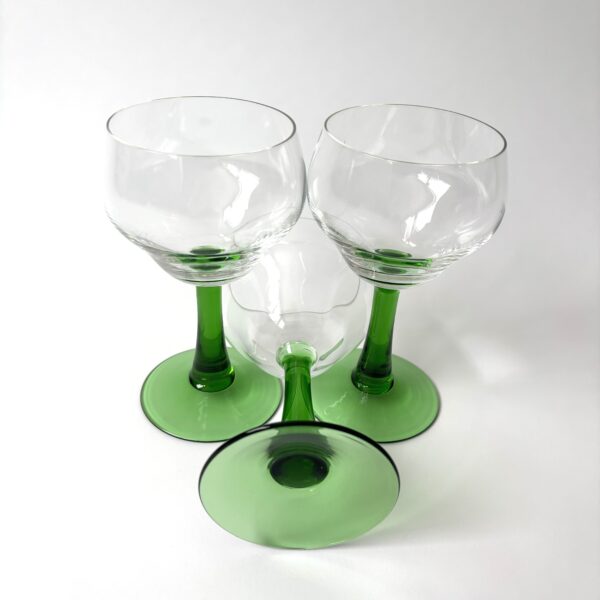 Wijnglazen met groene voet - inhoud 200 ml - hoogte 15 cm - 3 stuks (3) Wijnglazen met groene voet - inhoud 200 ml - hoogte 15 cm - 3 stuks (3)