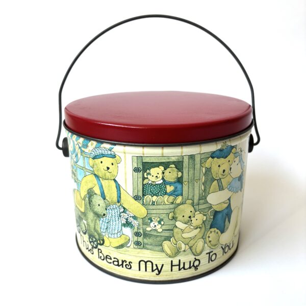 Blik - trommel This Bears My Hug To You uit 1992 met een draaghengsel - diameter 17 cm - hoogte 13,5 cm (1) Vintage blik/trommel This Bears My Hug To You uit 1992