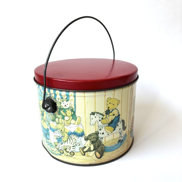 Blik - trommel This Bears My Hug To You uit 1992 met een draaghengsel - diameter 17 cm - hoogte 13,5 cm (2) Blik - trommel This Bears My Hug To You uit 1992 met een draaghengsel - diameter 17 cm - hoogte 13,5 cm (2)