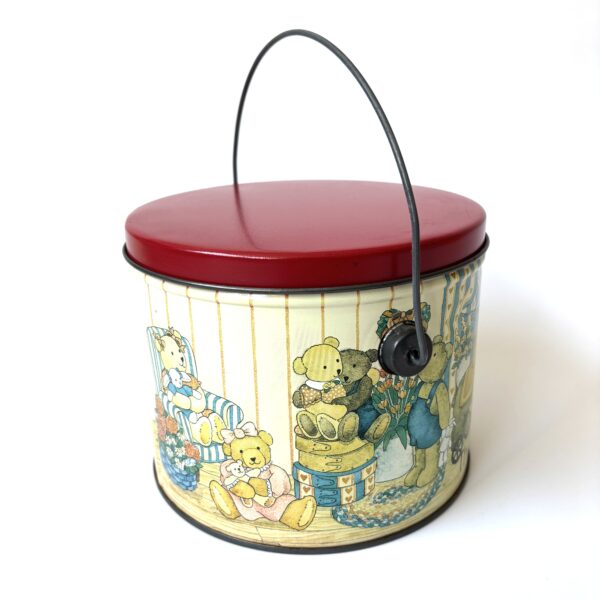 Blik - trommel This Bears My Hug To You uit 1992 met een draaghengsel - diameter 17 cm - hoogte 13,5 cm (3) Blik - trommel This Bears My Hug To You uit 1992 met een draaghengsel - diameter 17 cm - hoogte 13,5 cm (3)