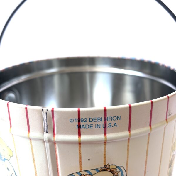 Blik - trommel This Bears My Hug To You uit 1992 met een draaghengsel - diameter 17 cm - hoogte 13,5 cm (4) Blik - trommel This Bears My Hug To You uit 1992 met een draaghengsel - diameter 17 cm - hoogte 13,5 cm (4)