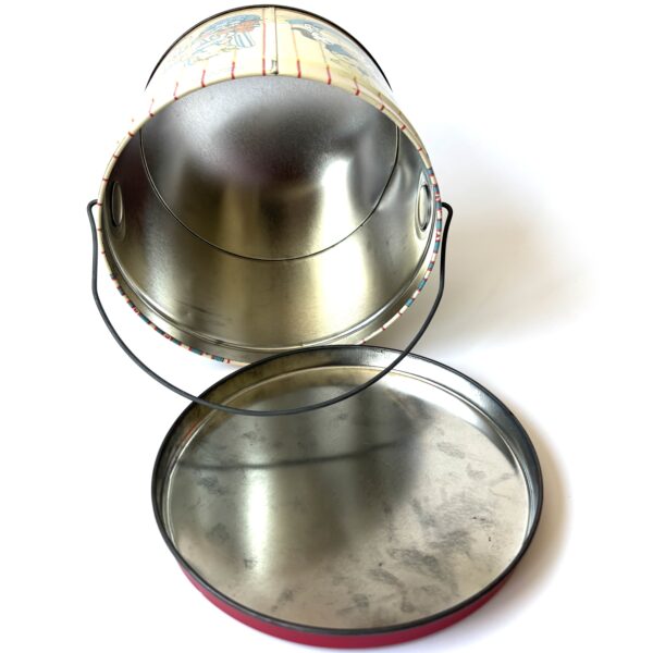 Blik - trommel This Bears My Hug To You uit 1992 met een draaghengsel - diameter 17 cm - hoogte 13,5 cm (5) Blik - trommel This Bears My Hug To You uit 1992 met een draaghengsel - diameter 17 cm - hoogte 13,5 cm (5)