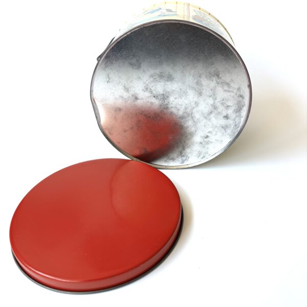 Blik - trommel This Bears My Hug To You uit 1992 met een draaghengsel - diameter 17 cm - hoogte 13,5 cm (6) Blik - trommel This Bears My Hug To You uit 1992 met een draaghengsel - diameter 17 cm - hoogte 13,5 cm (6)